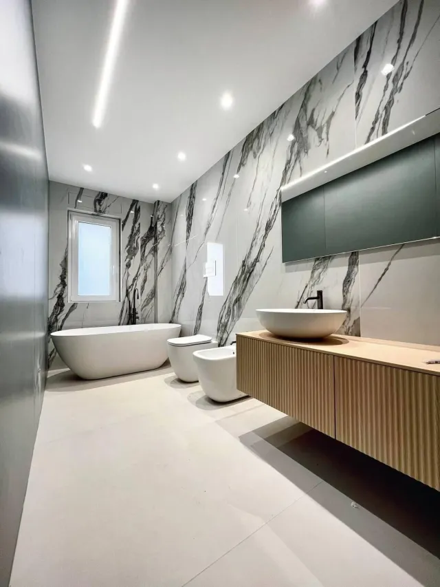 Bagno in gres effetto marmo con vasca freestanding