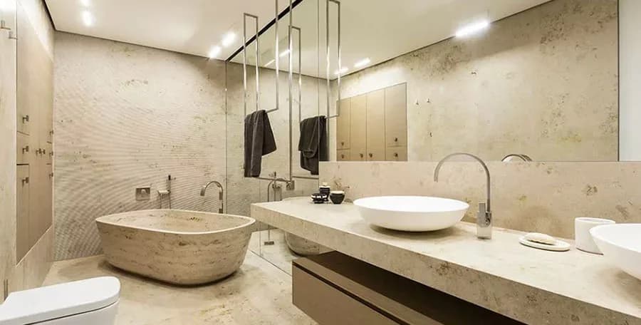 Bagno in pietra con vasca freestanding e top su misura