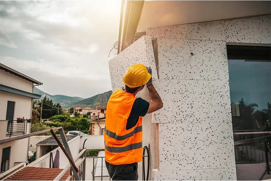 Posa dei pannelli isolanti del cappotto termico in cantiere